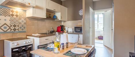 Fridge, microwave, oven, coffee/tea maker