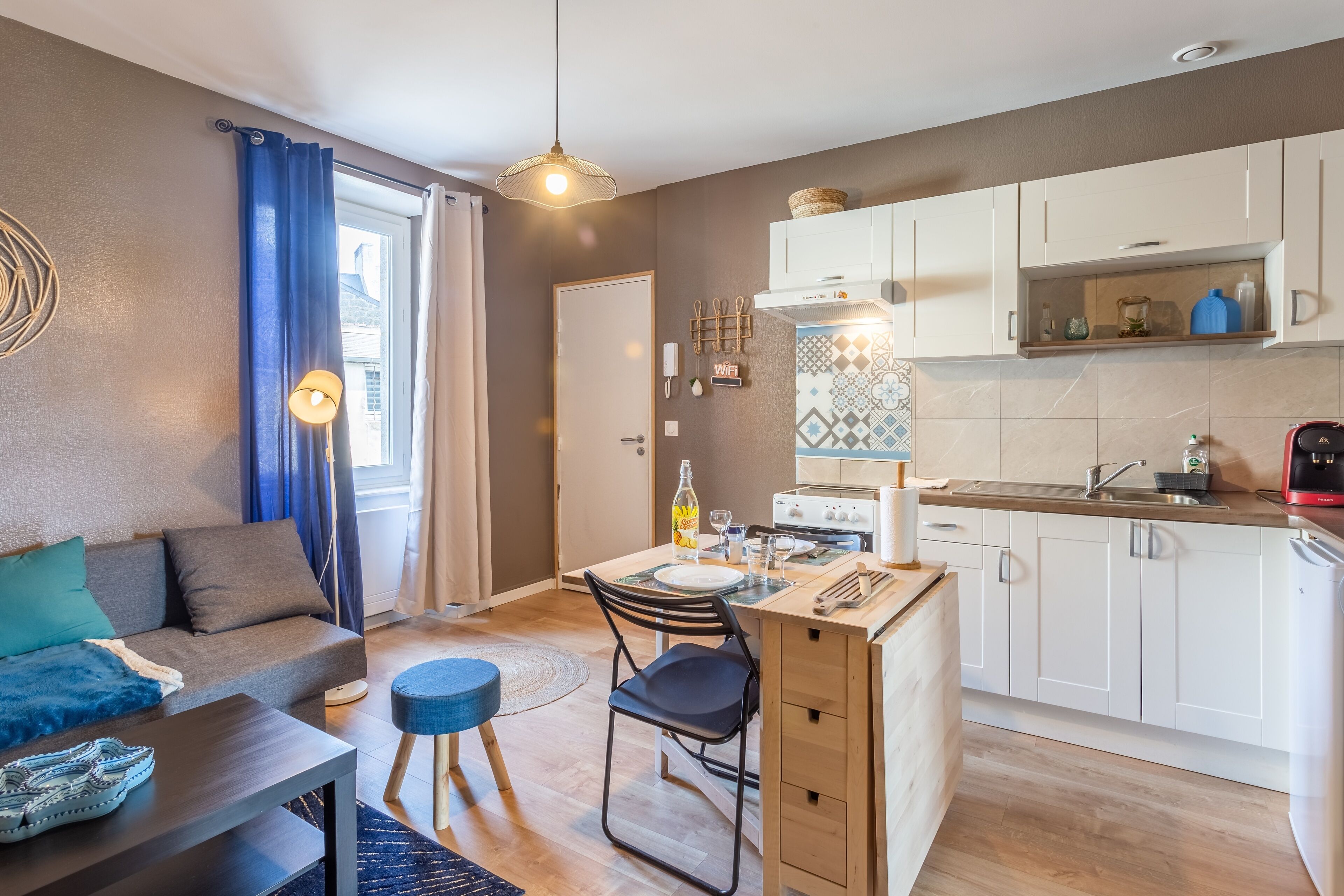 Een koelkast, een microgolfoven, een oven