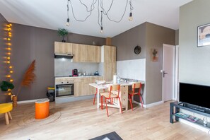 Fridge, microwave, oven, coffee/tea maker