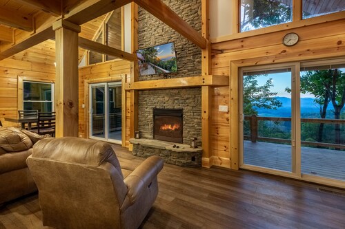 Stunning 2BR Cabin with Mountain Views
