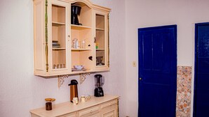 A kitchen with a cabinet, a coffee maker, and a blender. - Ribeiro Lugar de Paz Casa 1 (Arraial do Cabo)