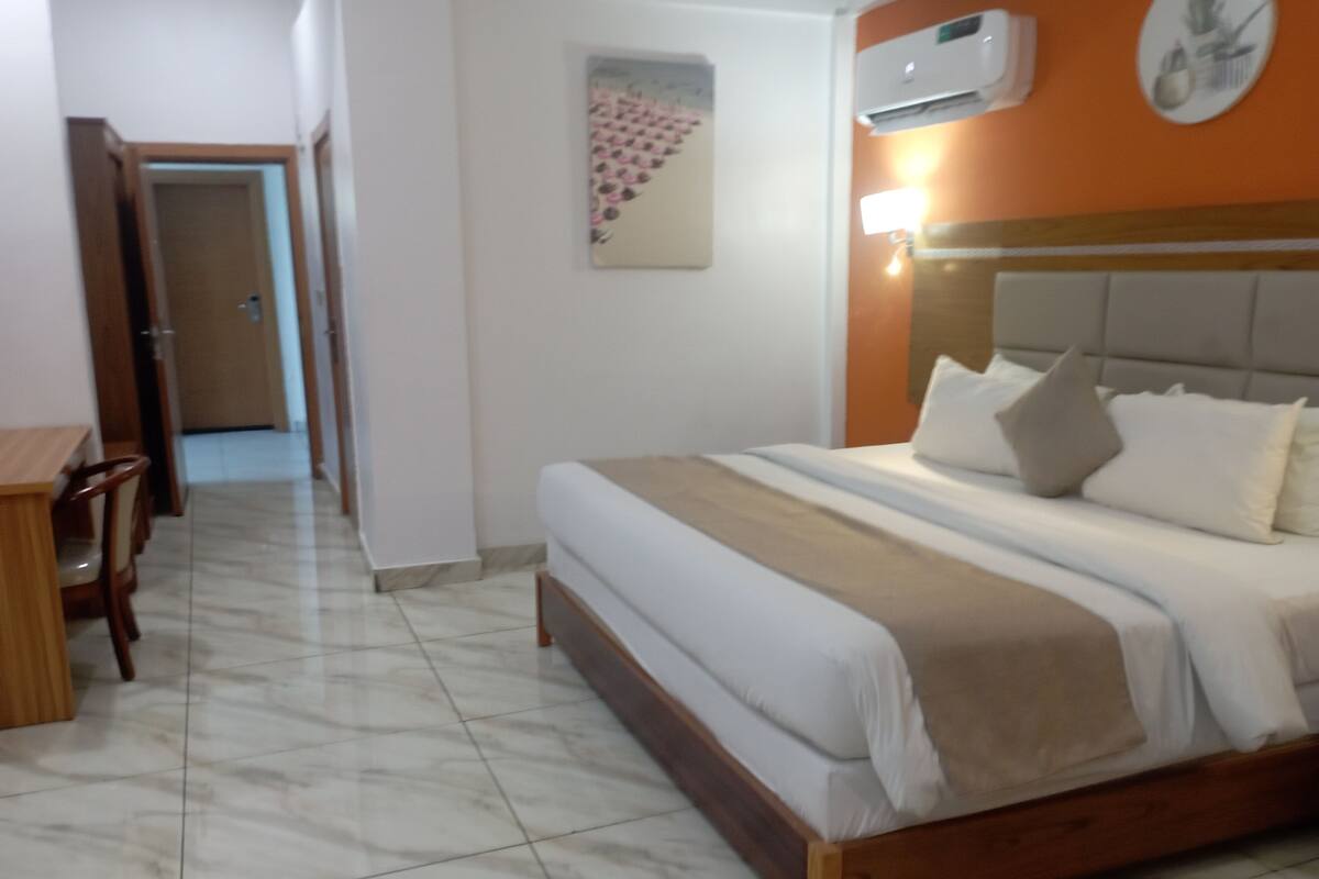 Desk, laptop workspace, WiFi (free), bed sheets