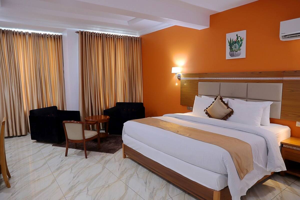 Desk, laptop workspace, WiFi (free), bed sheets