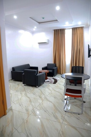 Una scrivania, postazione laptop, Wi-Fi gratuito, lenzuola