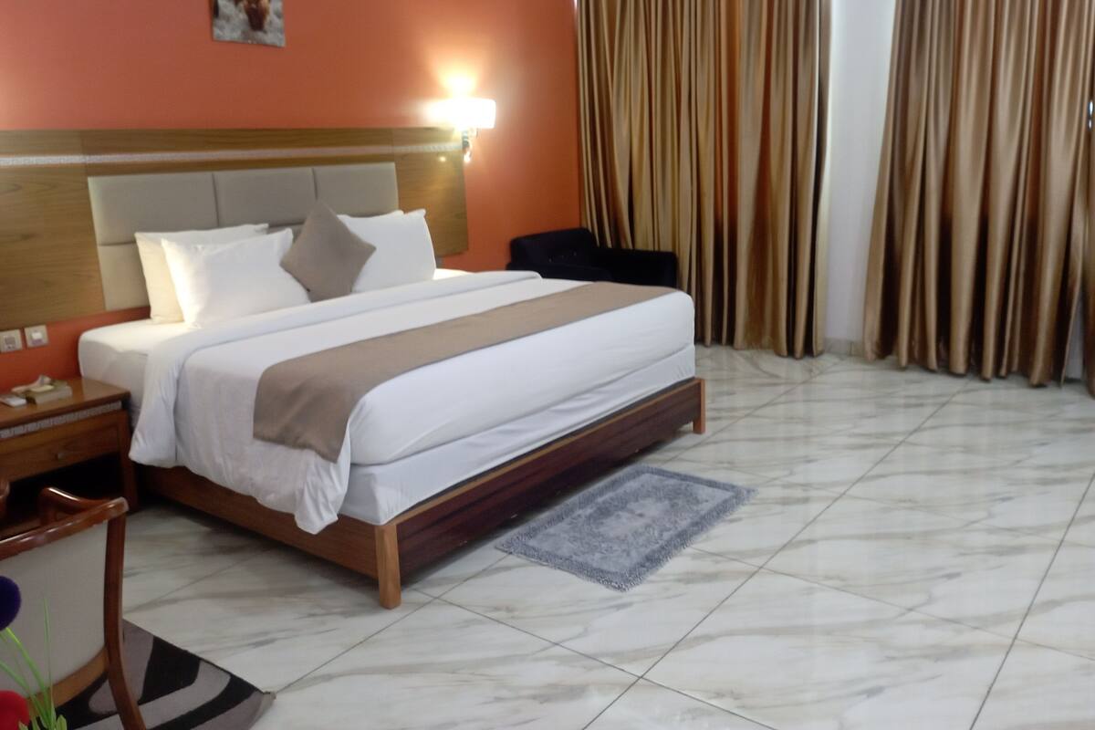 Desk, laptop workspace, WiFi (free), bed sheets