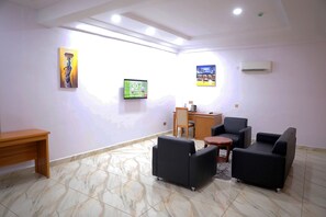 Una scrivania, postazione laptop, Wi-Fi gratuito, lenzuola