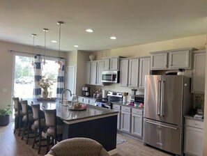 Geladeira, micro-ondas, fogão, cooktop