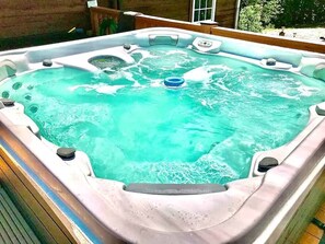 Outdoor spa tub - Magnificent Cabin: Summit at Blue Ridge (Ferguson)