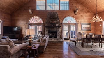 Smart-TV, peis, DVD-spiller og bordtennis