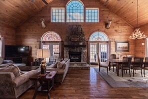 Smart-TV, peis, DVD-spiller og bordtennis