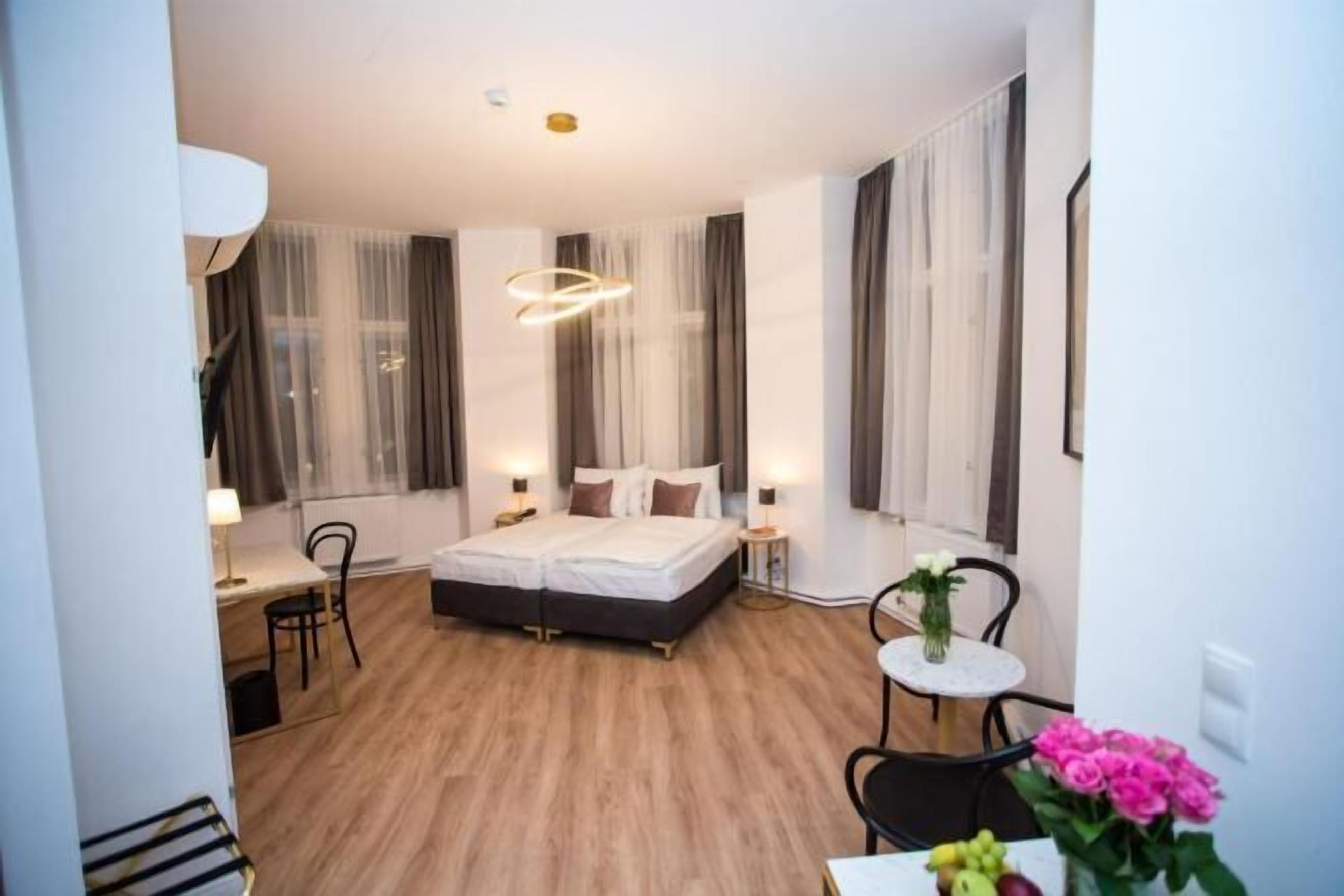 Literie hypoallergénique, minibar, coffres-forts dans les chambres