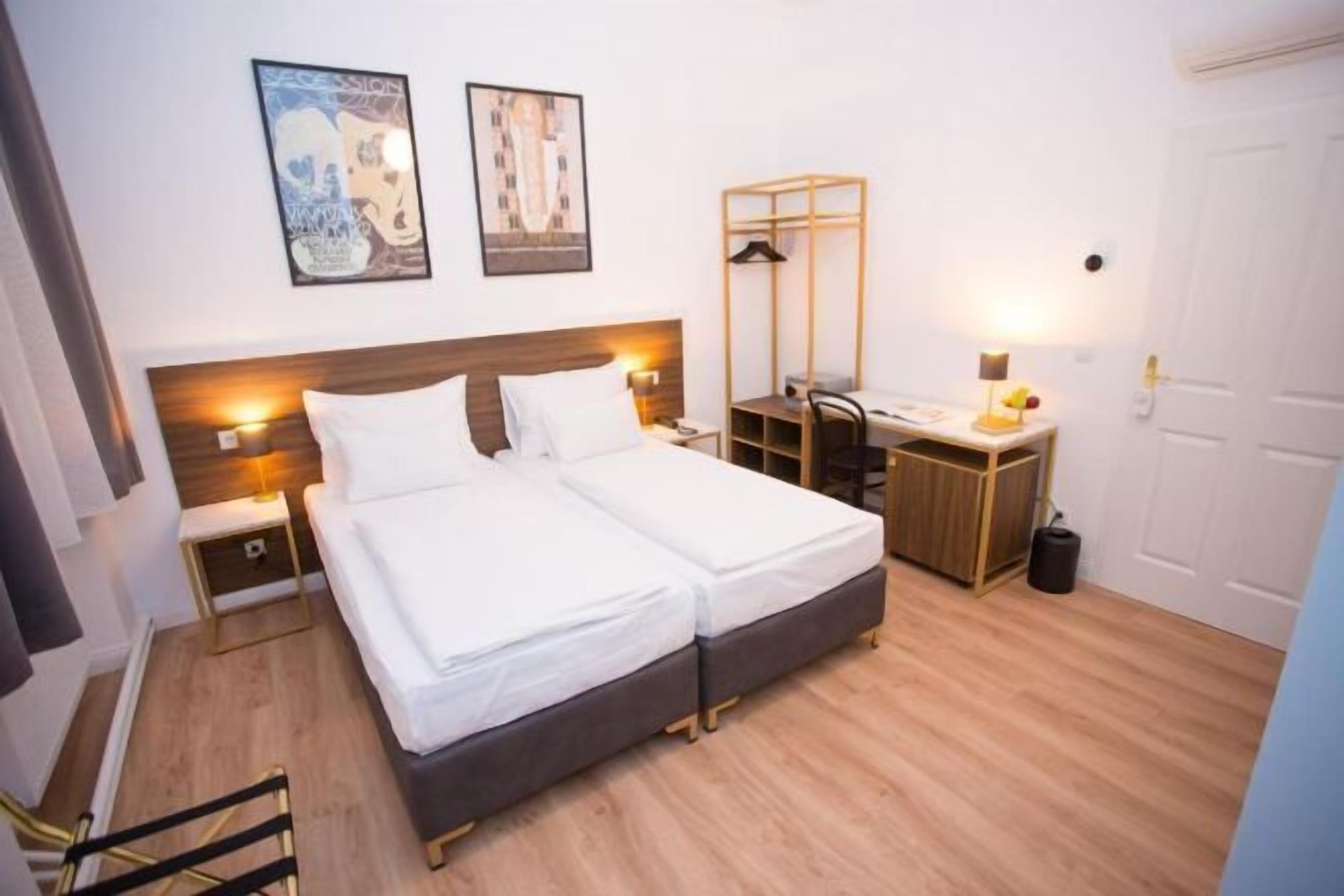 Literie hypoallergénique, minibar, coffres-forts dans les chambres