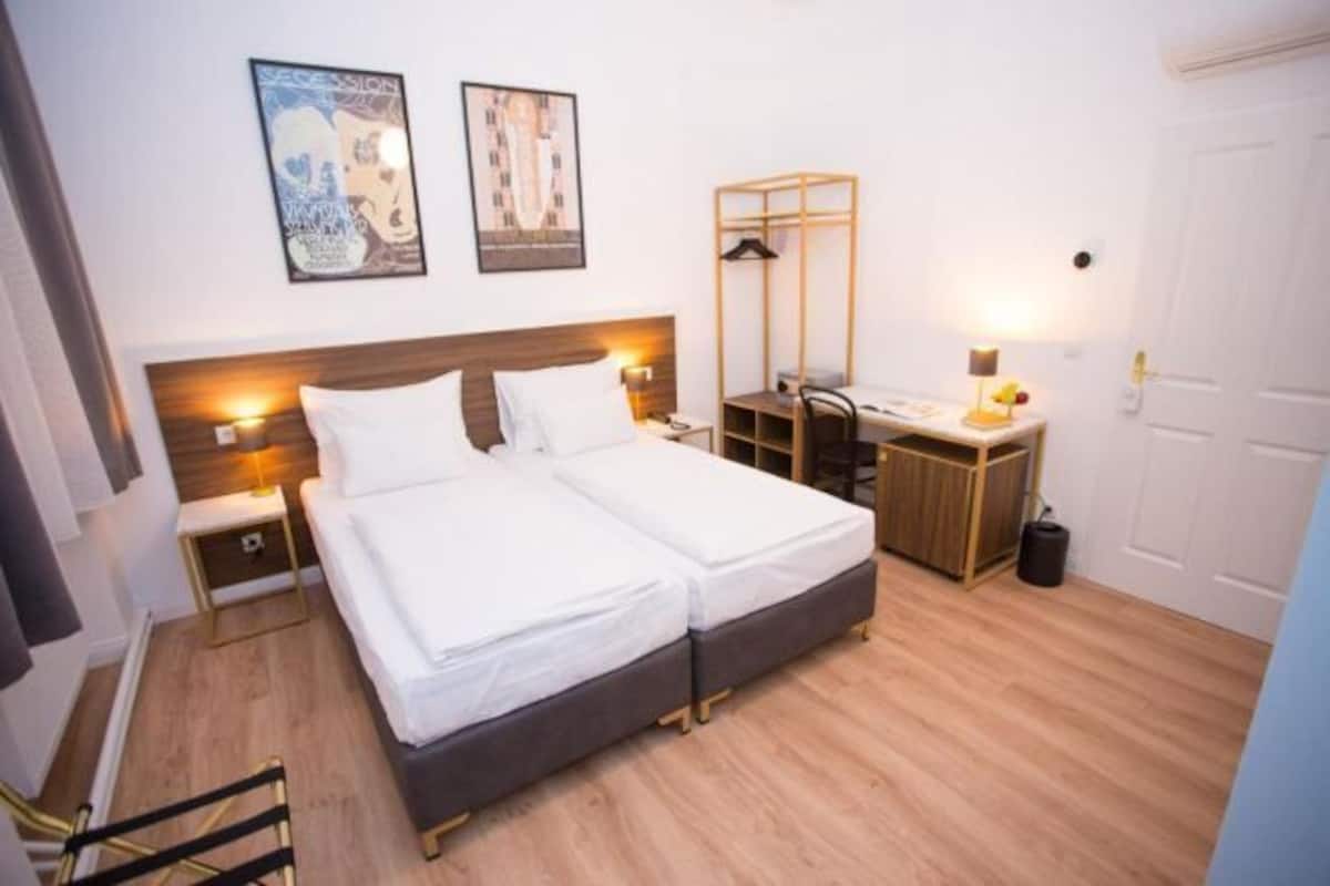 Hypo-allergenic bedding, minibar, in-room safe, desk