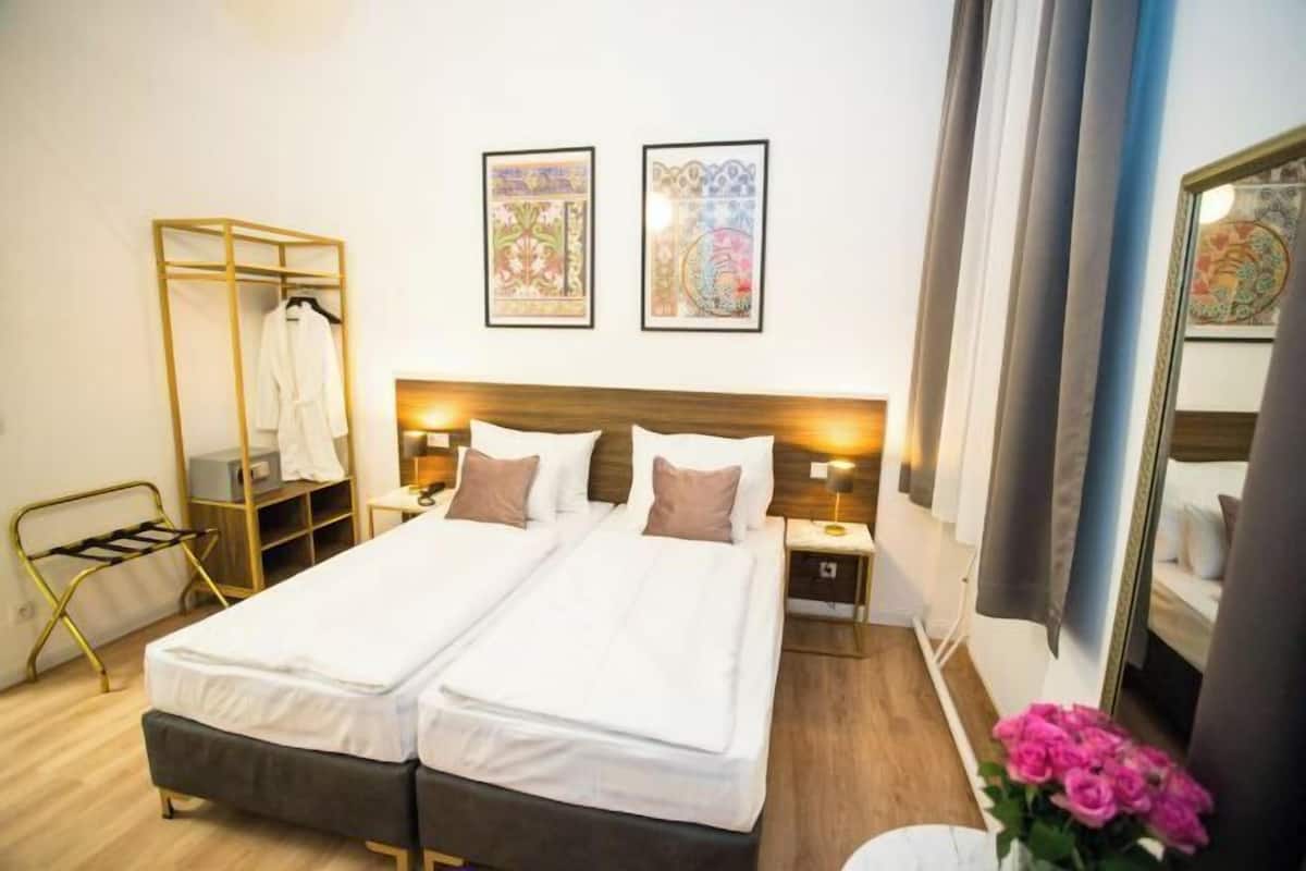 Hypo-allergenic bedding, minibar, in-room safe, desk