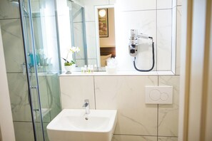 Hypo-allergenic bedding, minibar, in-room safe, desk - Pension Central - Self Check-in (Vienna)