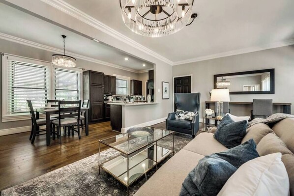 Smart TV - Welcome to your Dallas escape — a luxurious 1-bedroom, 1-bath condo nestled in the prestigious Swiss Ave district. Perfect for 2 guests, this retreat blends timeless elegance with modern amenities for an unforgettable stay. (Dallas)