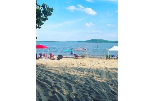 Owl Hoot Lake Retreat- Dock, beach & wooded spring/summer haven!