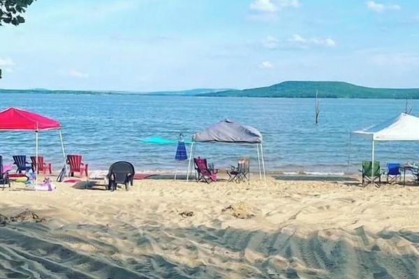 Una spiaggia nelle vicinanze