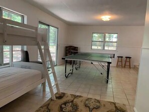 3 chambres, bureau, accès au Wi-Fi (inclus), literie fournie