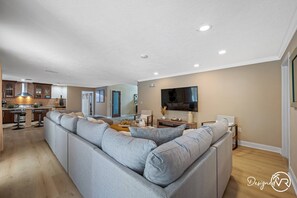 Living area - 8BR Villa with Heated Pool Near Beach (Largo)