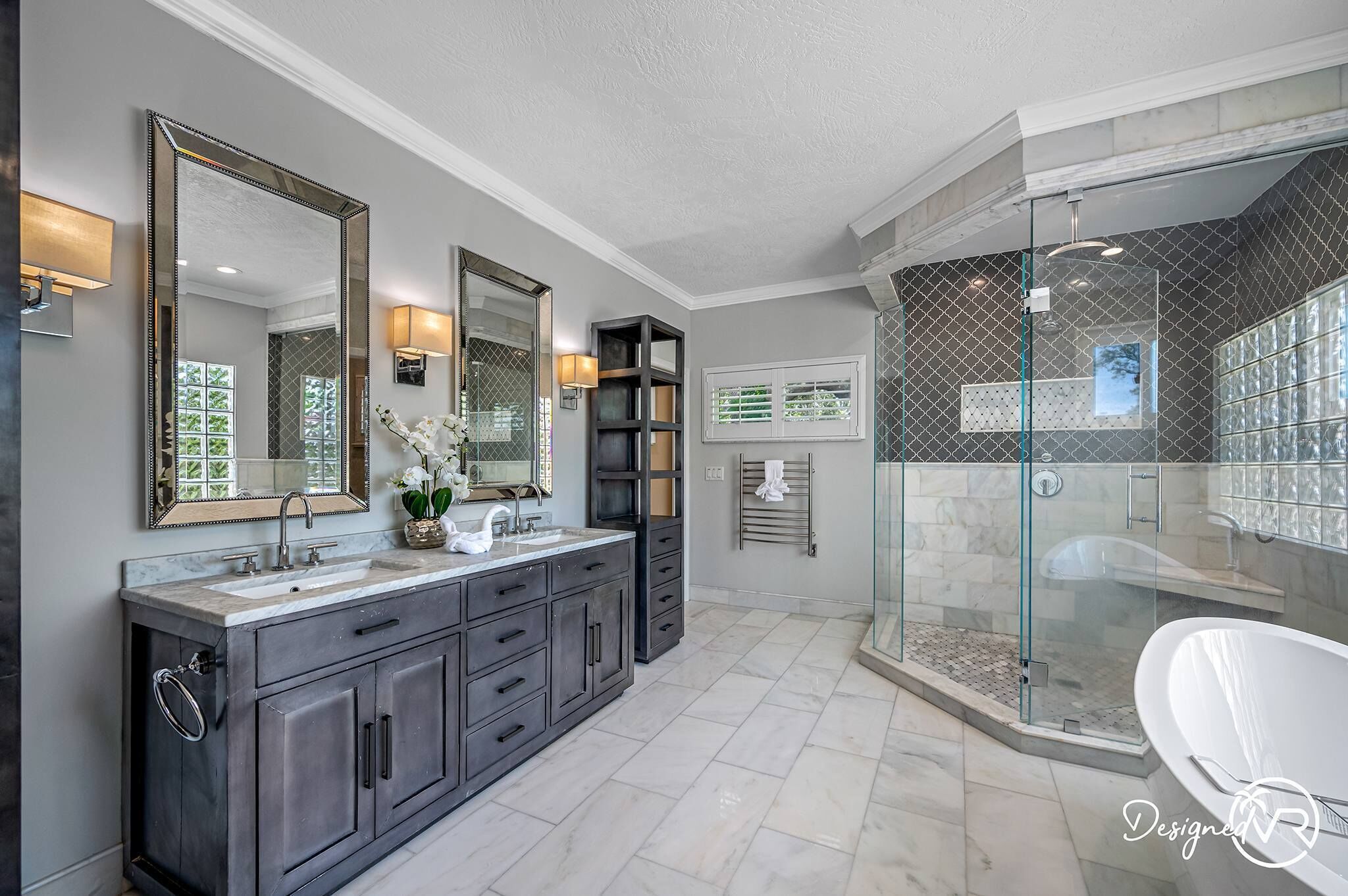House | Bathroom | Hair dryer, shampoo