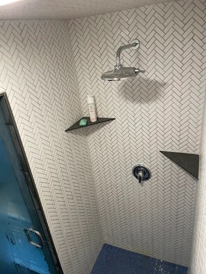 Duschwanne, Seife, Toilettenpapier