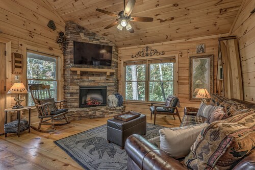 Rustic Log Cabin Retreat, Hot Tub + Firepit