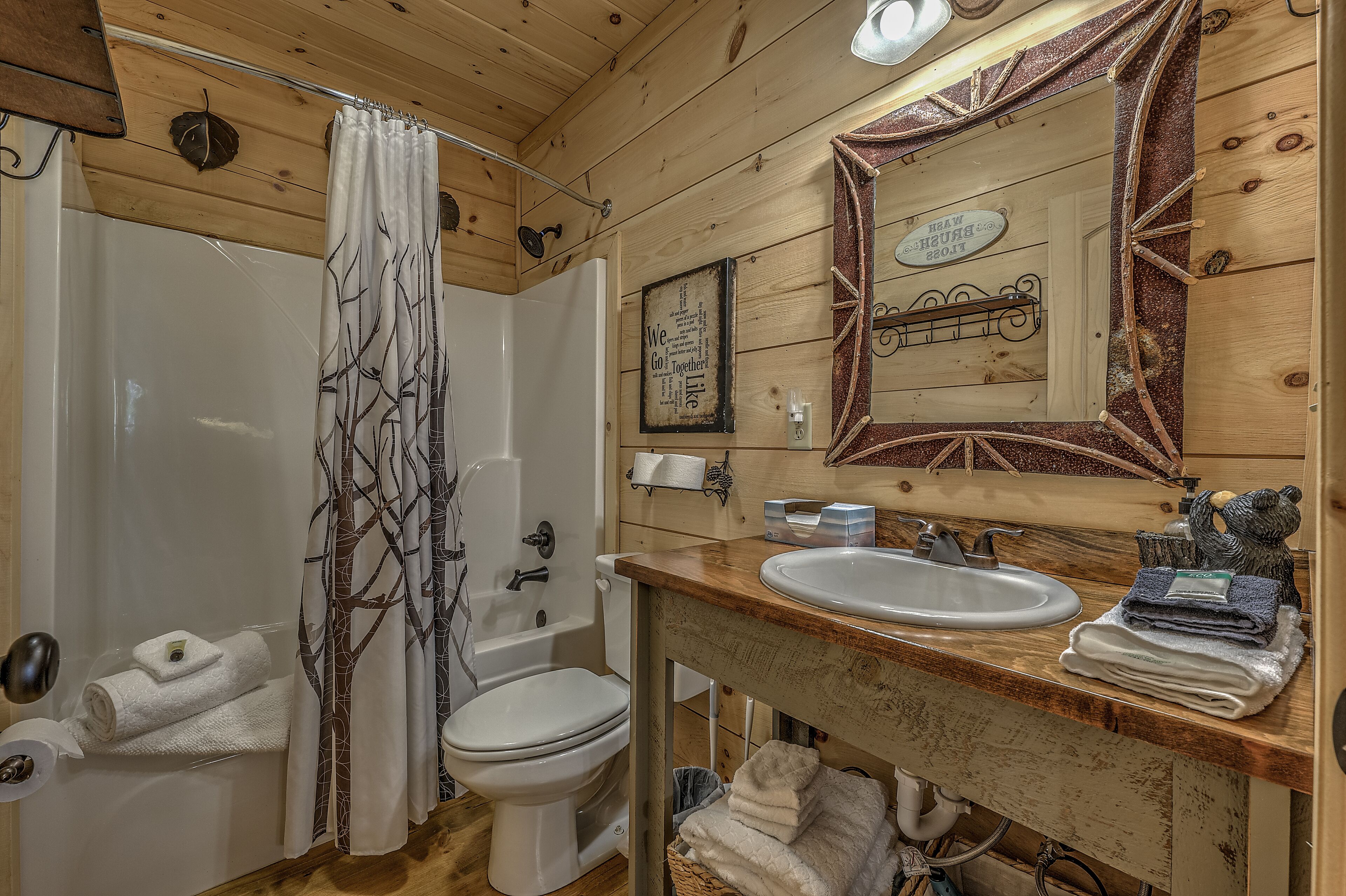 Tina con regadera, secadora de cabello, toallas 