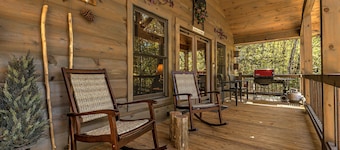 Rustic Log Cabin Retreat, Hot Tub + Firepit