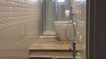 Dusche, umweltfreundliche Kosmetikartikel, Haartrockner, Bidet