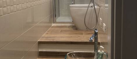 Douche, articles de toilette écologiques, sÚche-cheveux, bidet