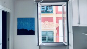 A room with a window, a painting, and a bed. - Camogli Eden Luxury - spacious and cozy apartment by the sea (Camogli)
