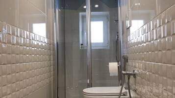 Dusche, umweltfreundliche Kosmetikartikel, Haartrockner, Bidet