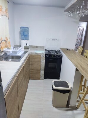 Refrigerador con congelador, microondas, tostadora y arrocera 
