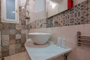 Dutxa, assecador de cabells, bidet i tovalloles 