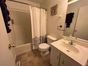 Douche, sèche-cheveux, serviettes fournies, savon