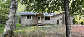 Cozy Retreat in the Woods & Gateway to Adventure