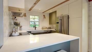 Geladeira, micro-ondas, fogão, cooktop