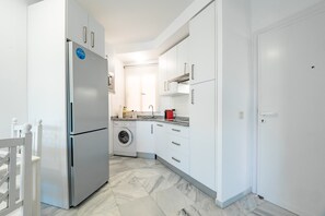 Réfrigérateur, micro-ondes, plaque de cuisson, lave-vaisselle