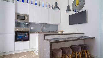 Kühlschrank, Mikrowelle, Ofen, Herdplatte