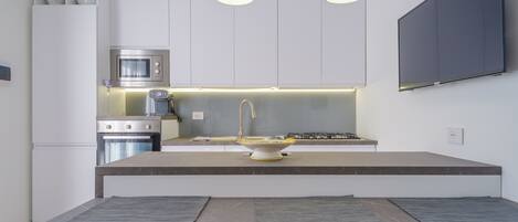 Een koelkast, een microgolfoven, een oven, een kookplaat