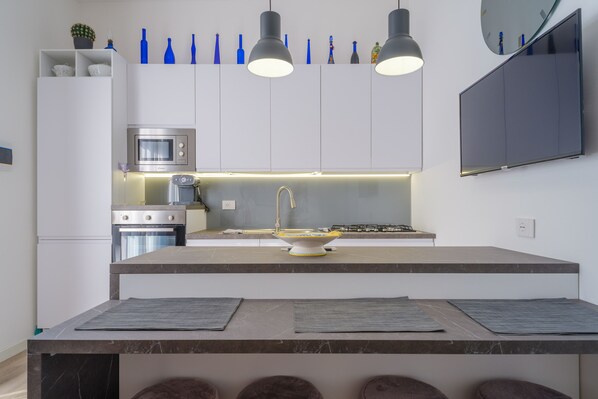 Réfrigérateur, micro-ondes, four, plaque de cuisson