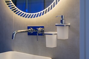 Chuveiro, secador de cabelo, toalhas de banho 