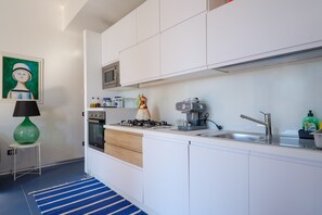 Kühlschrank, Mikrowelle, Ofen, Herdplatte