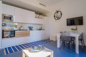 Fridge, microwave, oven, stovetop - Holiday Apartment SoleLuna with Sea View, Terrace & Wi-Fi (San Cataldo)