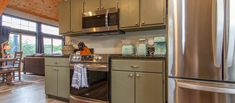 Hot tub, Wood Fireplace, Firepit, Pool/Marina Access