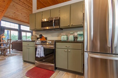 Hot tub, Wood Fireplace, Firepit, Pool/Marina Access