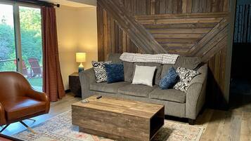 Älytelevisio, takka, pöytätennispöytä, leluja