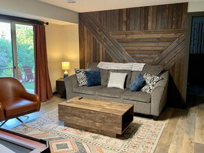 Téléviseur connecté, foyer, table de ping-pong, jouets