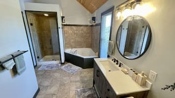 Een douche, een bubbelbad, een haardroger, handdoeken